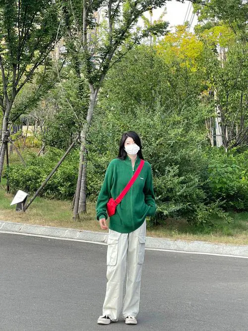 女生穿的军绿色外套怎么搭配什么裤子和鞋子图片大全