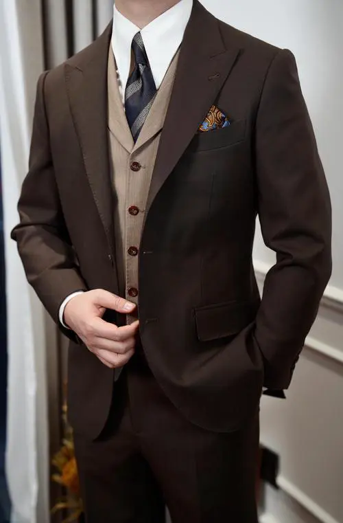 西服里面搭什么好看