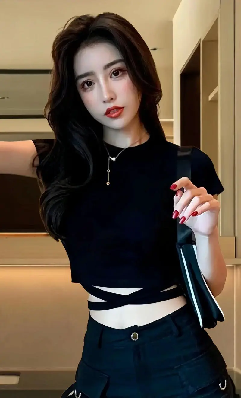 黑色高腰t恤怎么搭配