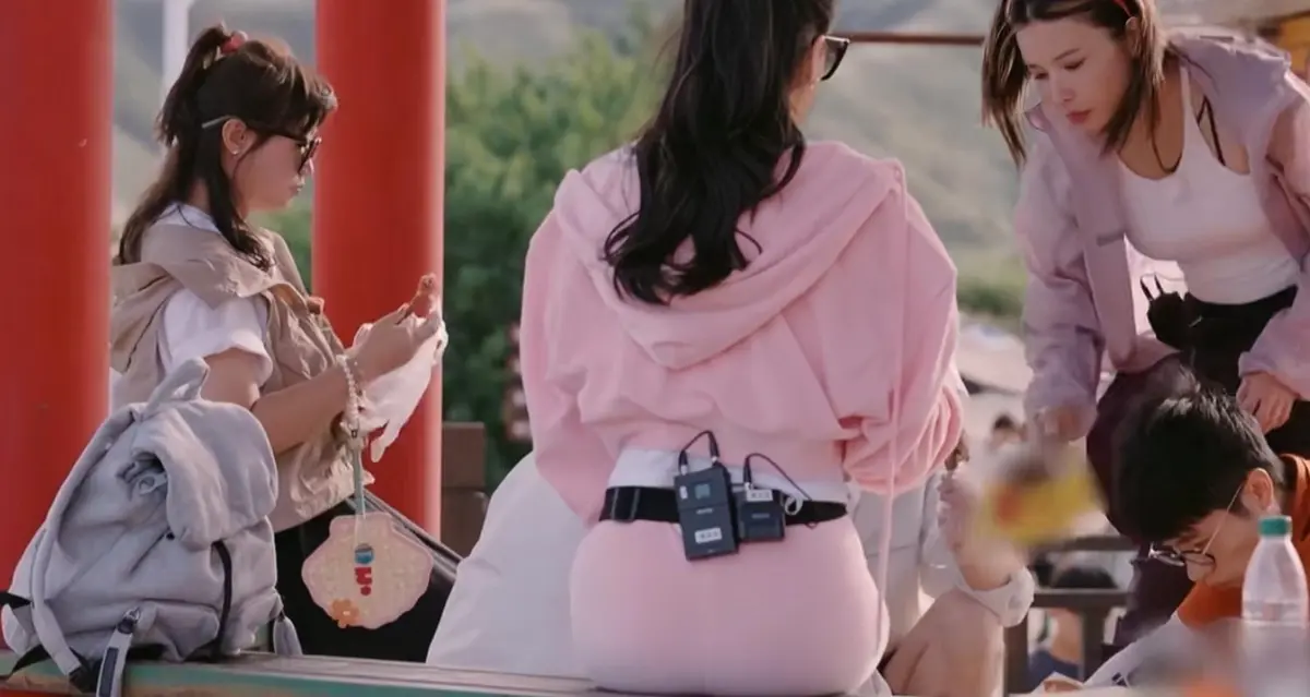 粉色紧身上衣下面怎么搭配什么裤子好看吗