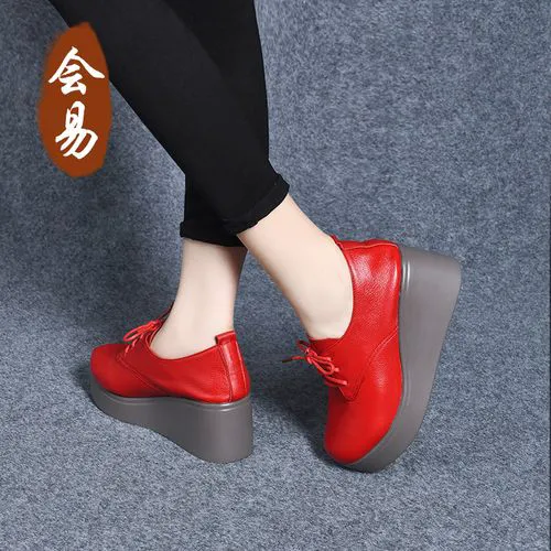 红色的女皮鞋怎么搭配什么裤子