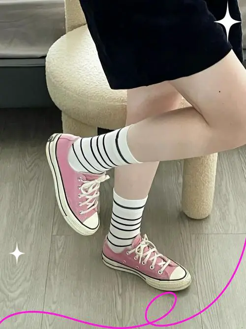 荧光色的鞋子怎么搭配衣服好看