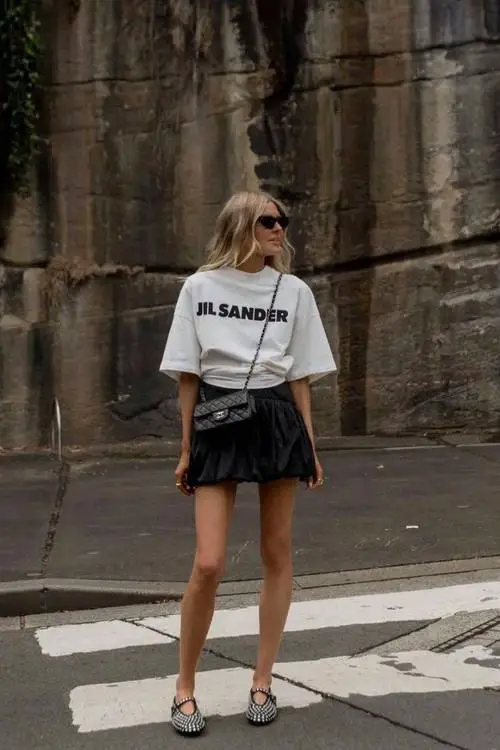 银色衣服配什么裤子