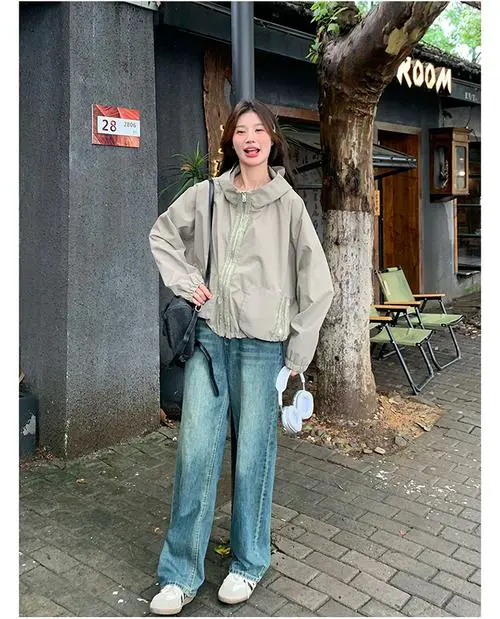 军绿短风衣怎么搭配