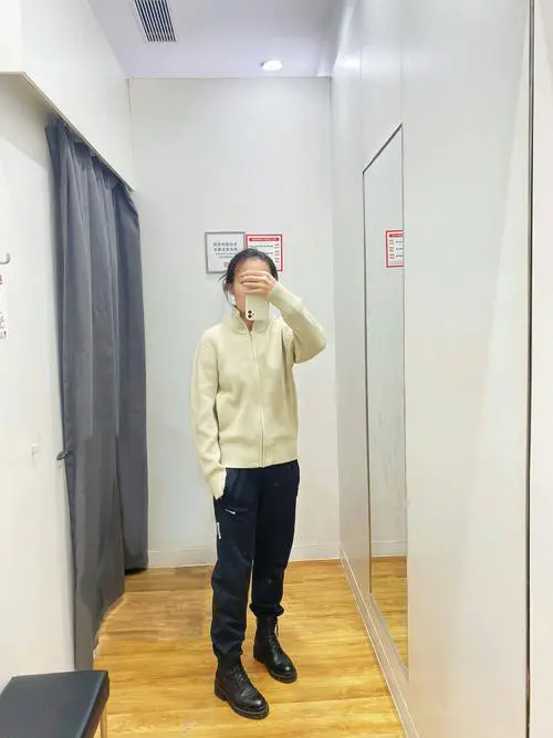 男士米色针织衫怎么搭配