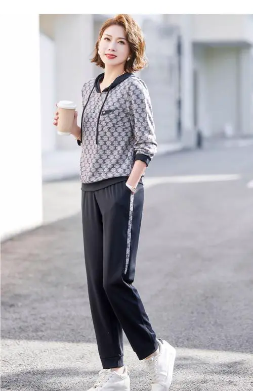 女士运动上衣外套怎么搭配什么裤子和鞋子好看