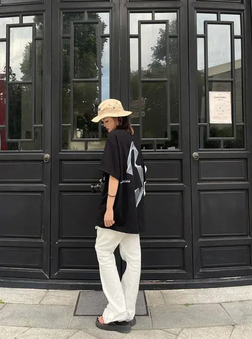 黑色宽松t 怎么搭配