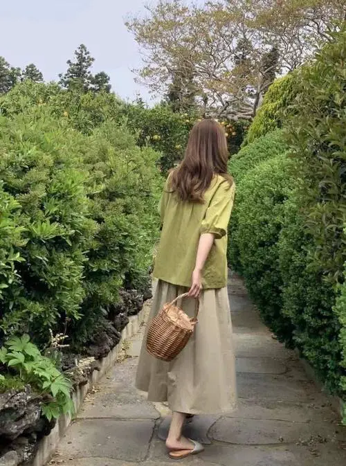 军 绿色半裙怎么搭配什么外套