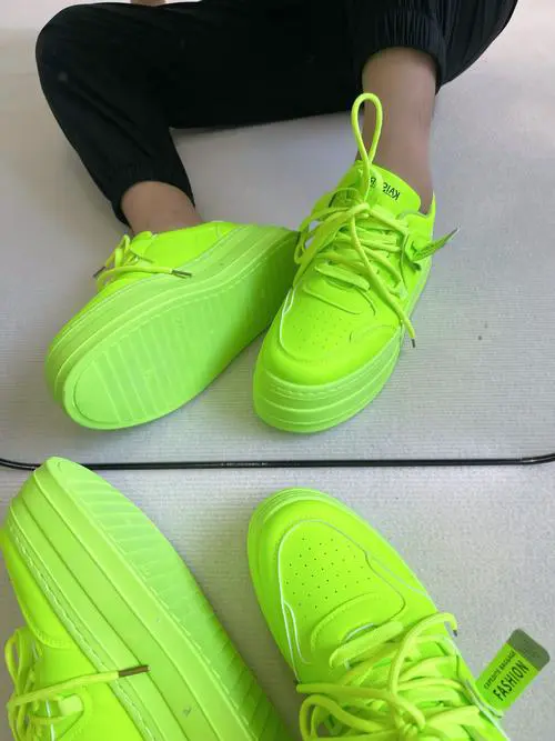 荧光色的鞋子怎么搭配衣服