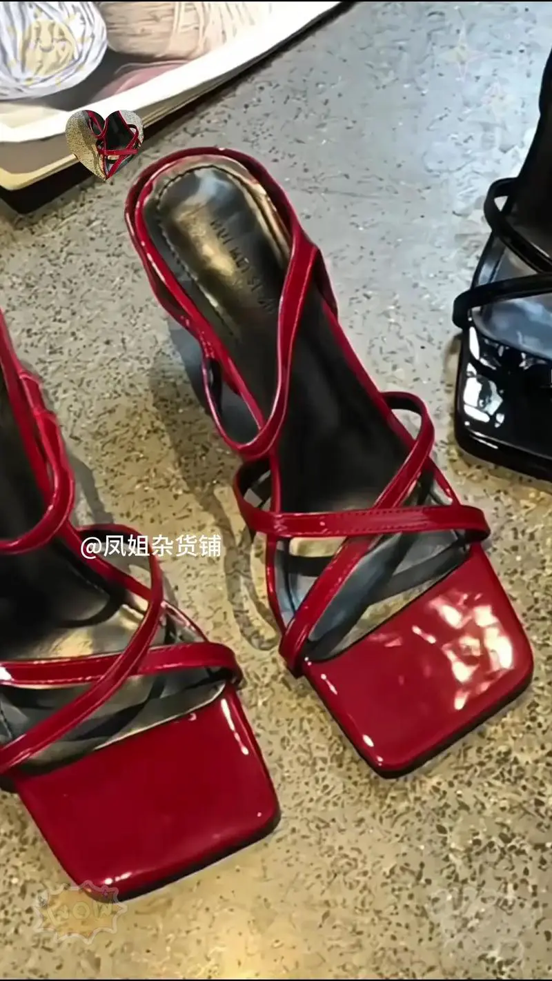 红色凉鞋鞋子怎么搭配