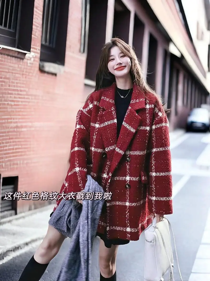 女士红色格子大衣怎么搭配图片