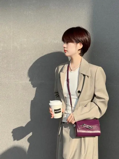 短头发女生怎么搭配衣服图片