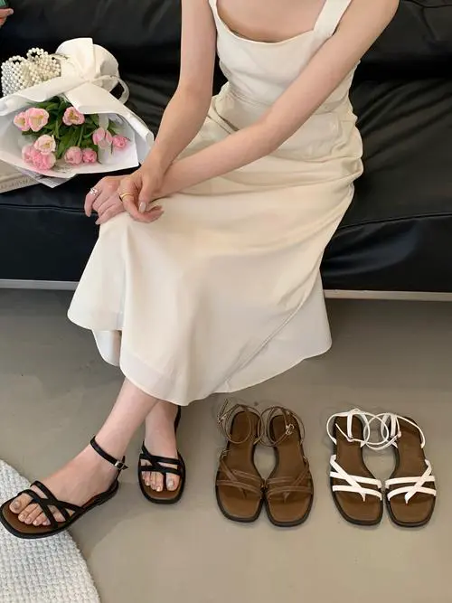 罗马平底凉鞋怎么搭配