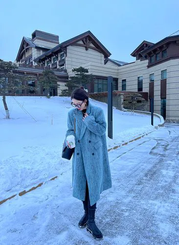 浅蓝色毛外套怎么搭配图片