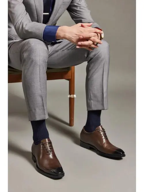 男士皮靴配什么裤子