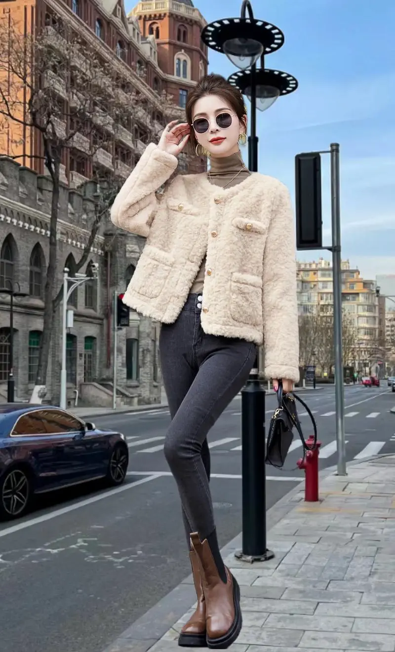 短款白皮衣怎么搭配什么围巾