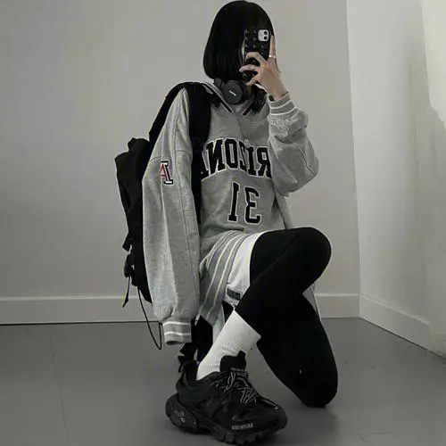 灰色的卫衣配什么裤子