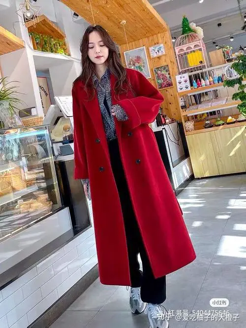 红色呢大衣衣怎么搭配什么裤子好看图片欣赏