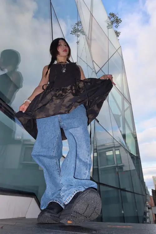 蓝色牛仔裙裤怎么搭配上衣图片