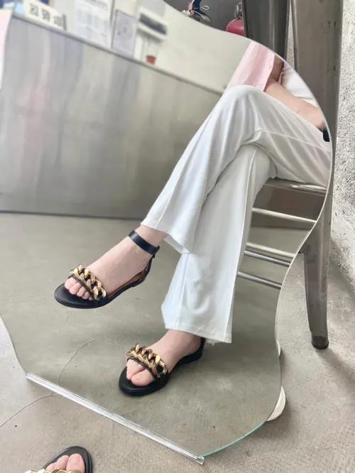 罗马平底凉鞋怎么搭配