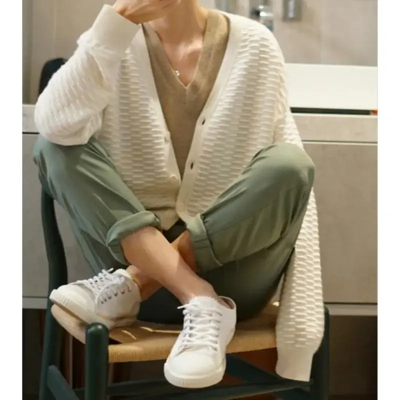 米白色开衫毛衣怎么搭配什么裤子好看吗