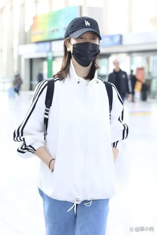 白色运动长外套怎么搭配什么裤子好看图片欣赏