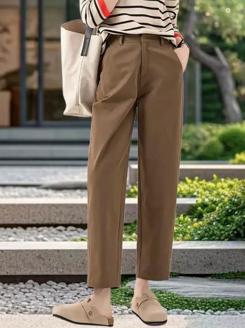 棕色条纹哈伦裤怎么搭配上衣图片