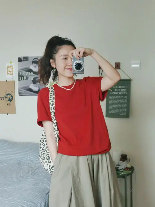 个子高的女生怎么搭配红色t恤