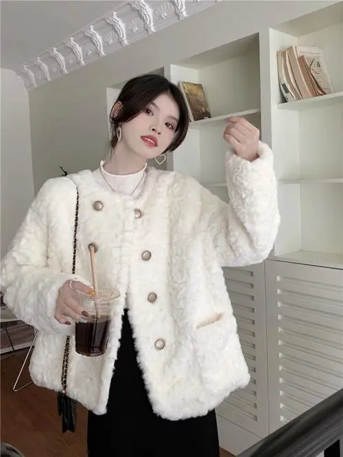 白色长羊羔绒外套怎么搭配