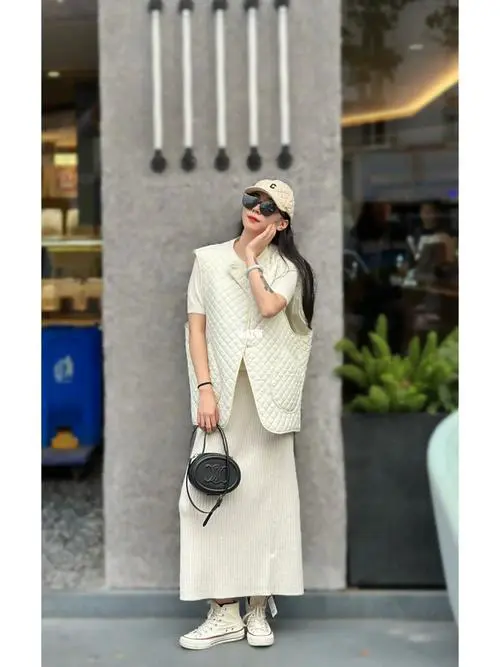 白色羊毛中裙怎么搭配衣服好看吗