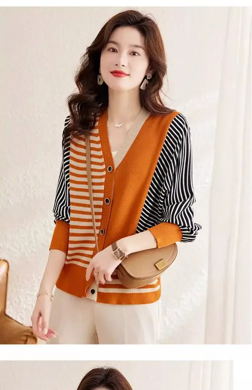 条纹修身v领毛衣怎么搭配什么外套