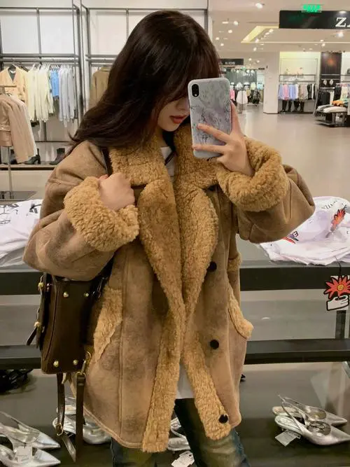 长款棕色羊羔毛外套怎么搭配