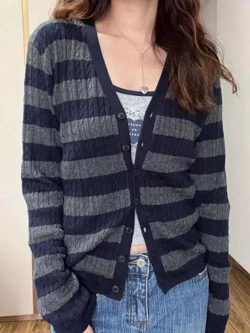 条纹修身v领毛衣怎么搭配什么外套