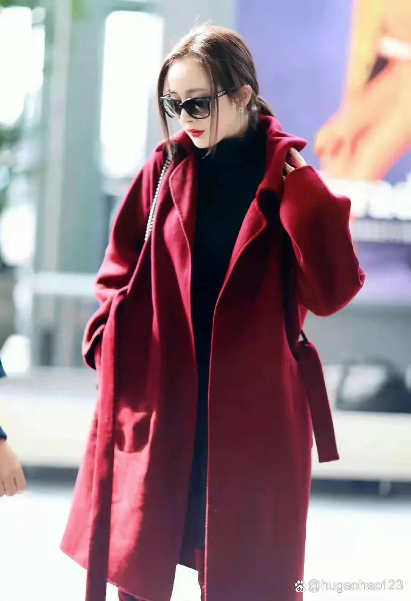 酒红色衣服配什么裤子