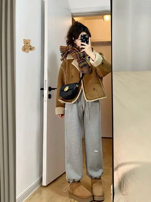 长款棕色羊羔毛外套怎么搭配
