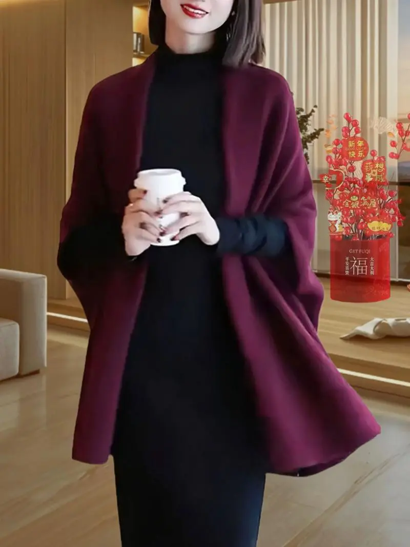 羊毛披肩外套怎么搭配衣服