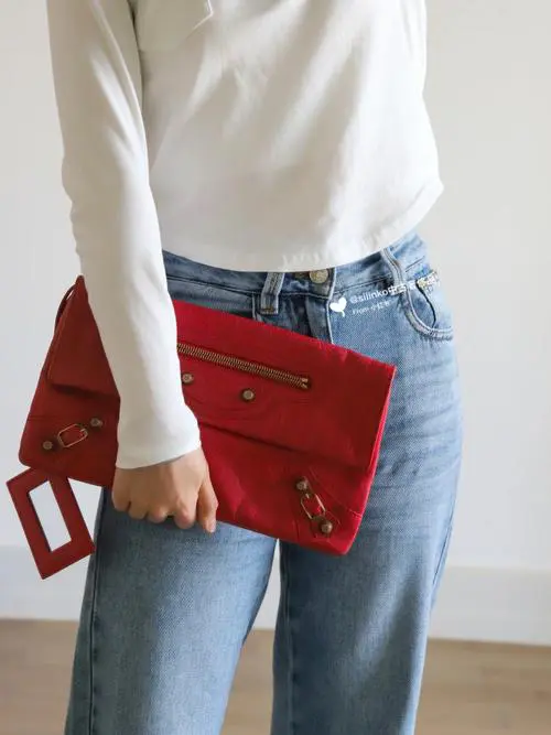 红色手拿包怎么搭配