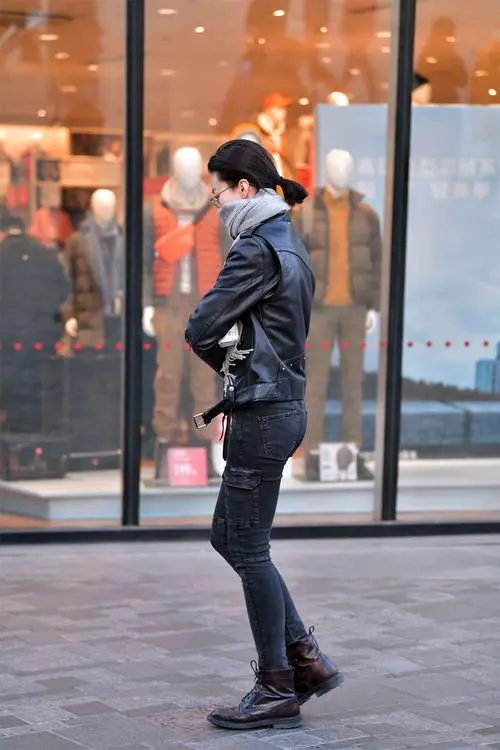 短靴牛仔裤怎么搭配衣服图片