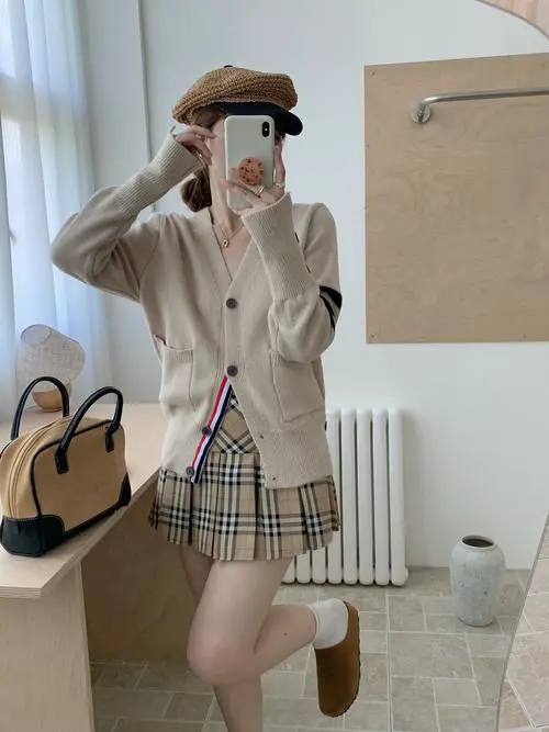 大红百褶裙怎么搭配