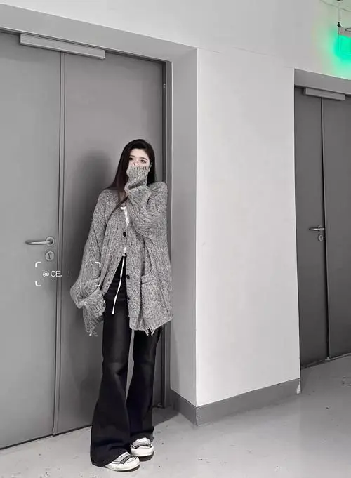 羊绒灰色外套怎么搭配