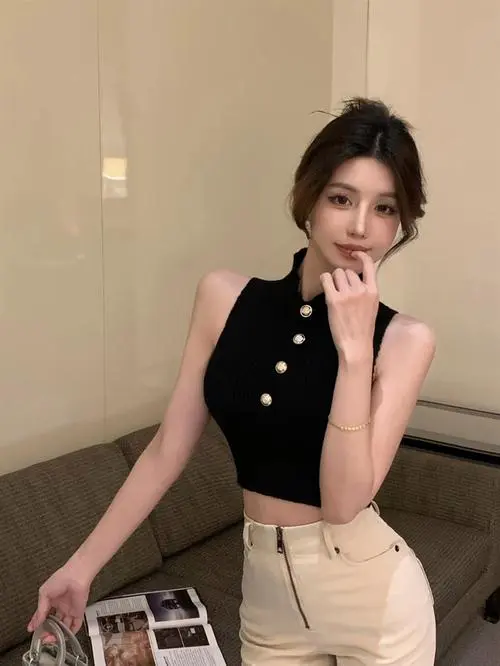 紧身背心怎么搭配外套