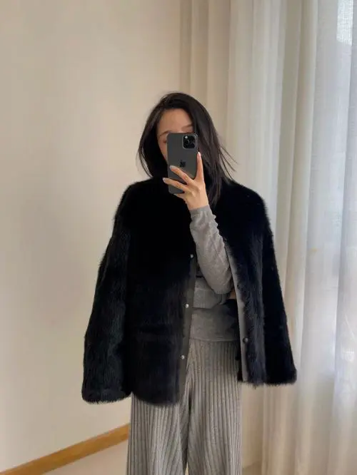 女士黑色皮草外套怎么搭配图片