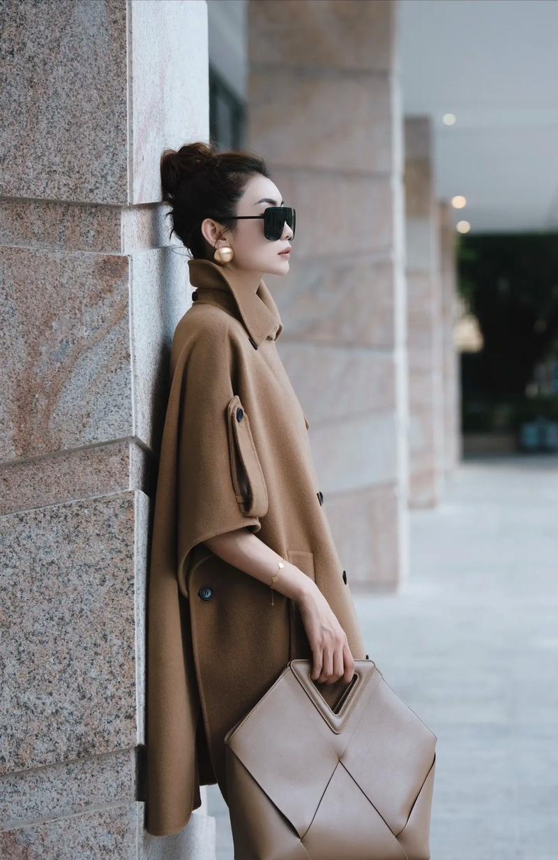 女生冬季斗篷外套怎么搭配