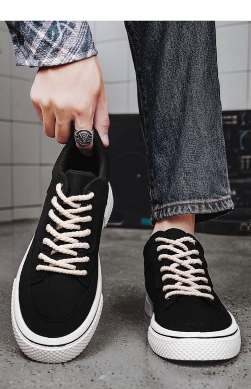 高帮黑色运动鞋怎么搭配衣服好看