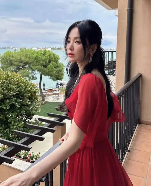 大红唇怎么搭配妆容