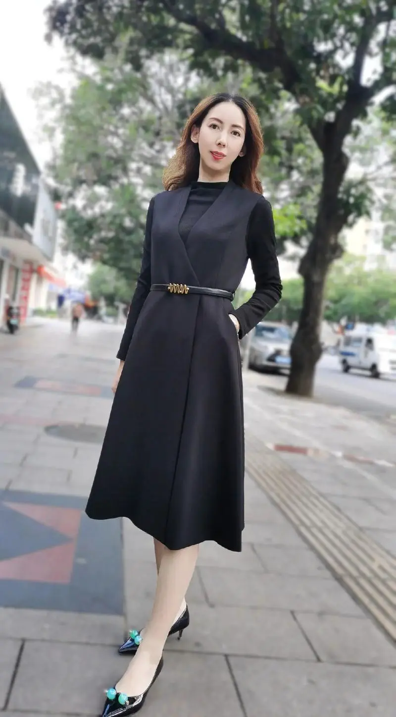 秋冬款背心裙怎么搭配好看