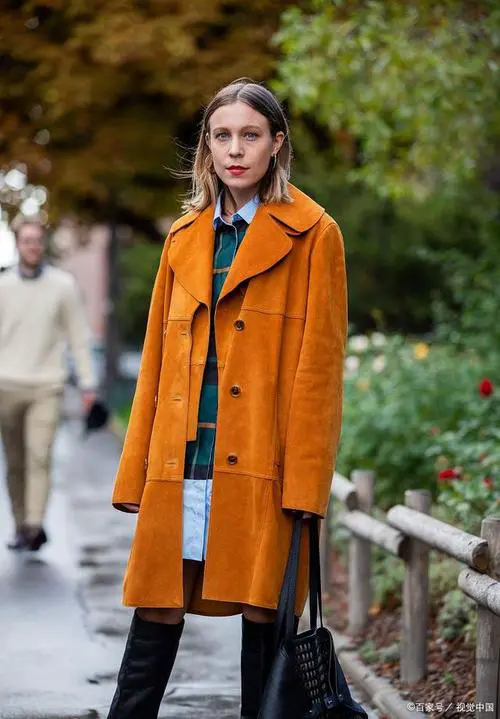 橘色外套里面怎么搭配
