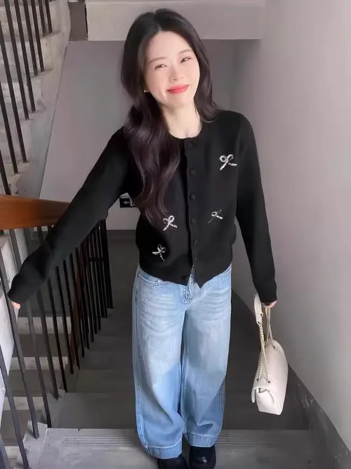 黑毛衣短款怎么搭配