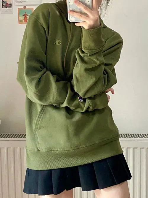 女生穿的军绿色外套怎么搭配什么裤子和鞋子图片大全