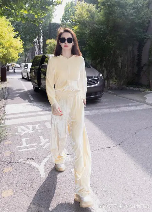 白色运动长外套怎么搭配什么裤子好看图片欣赏